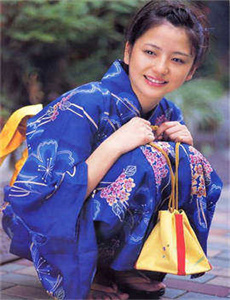 《洛丽塔1997电影完整版-解开她的扣子伸进她的胸罩》